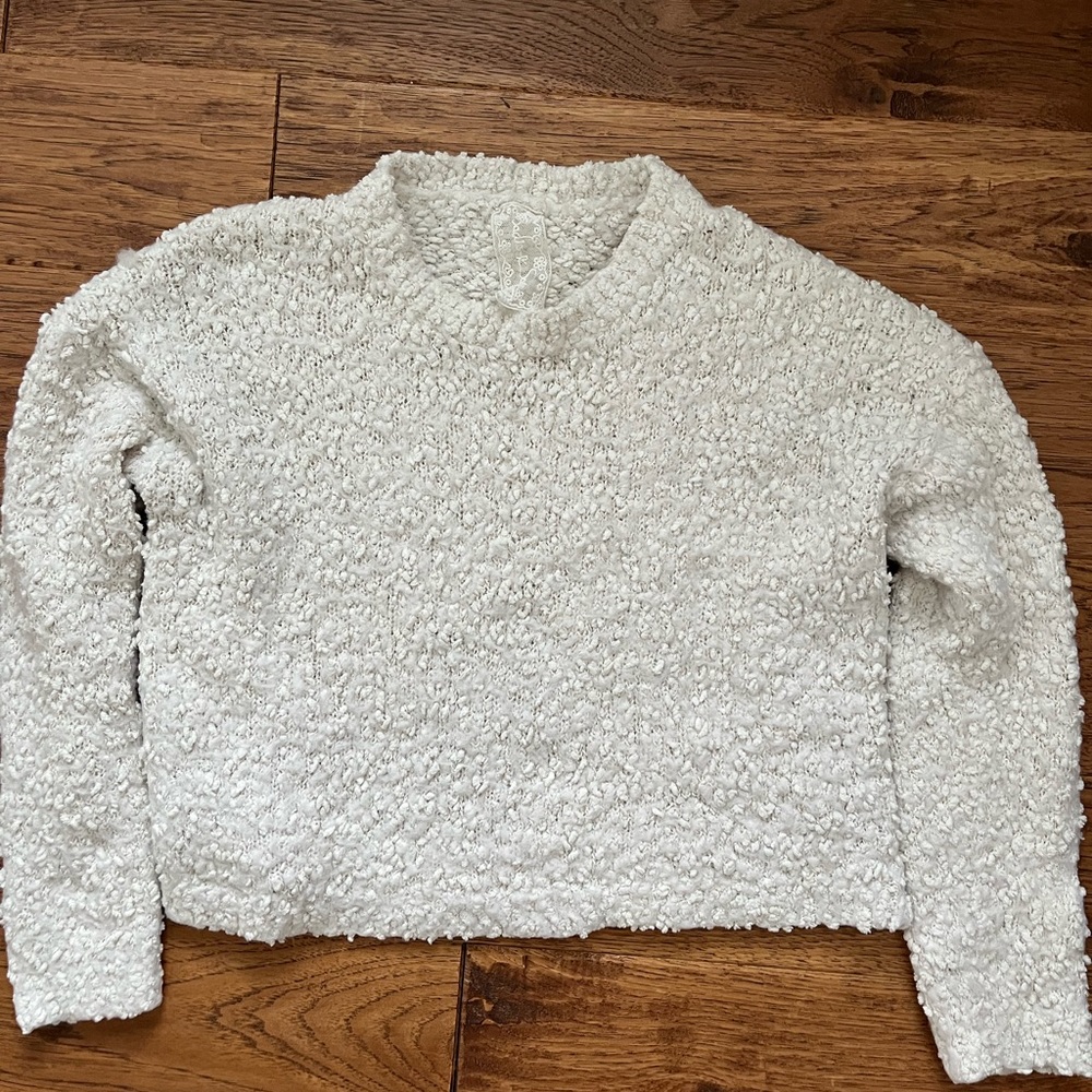 Cute beige sweater perfect for fall. SADIE AND SAGE. Size medium.